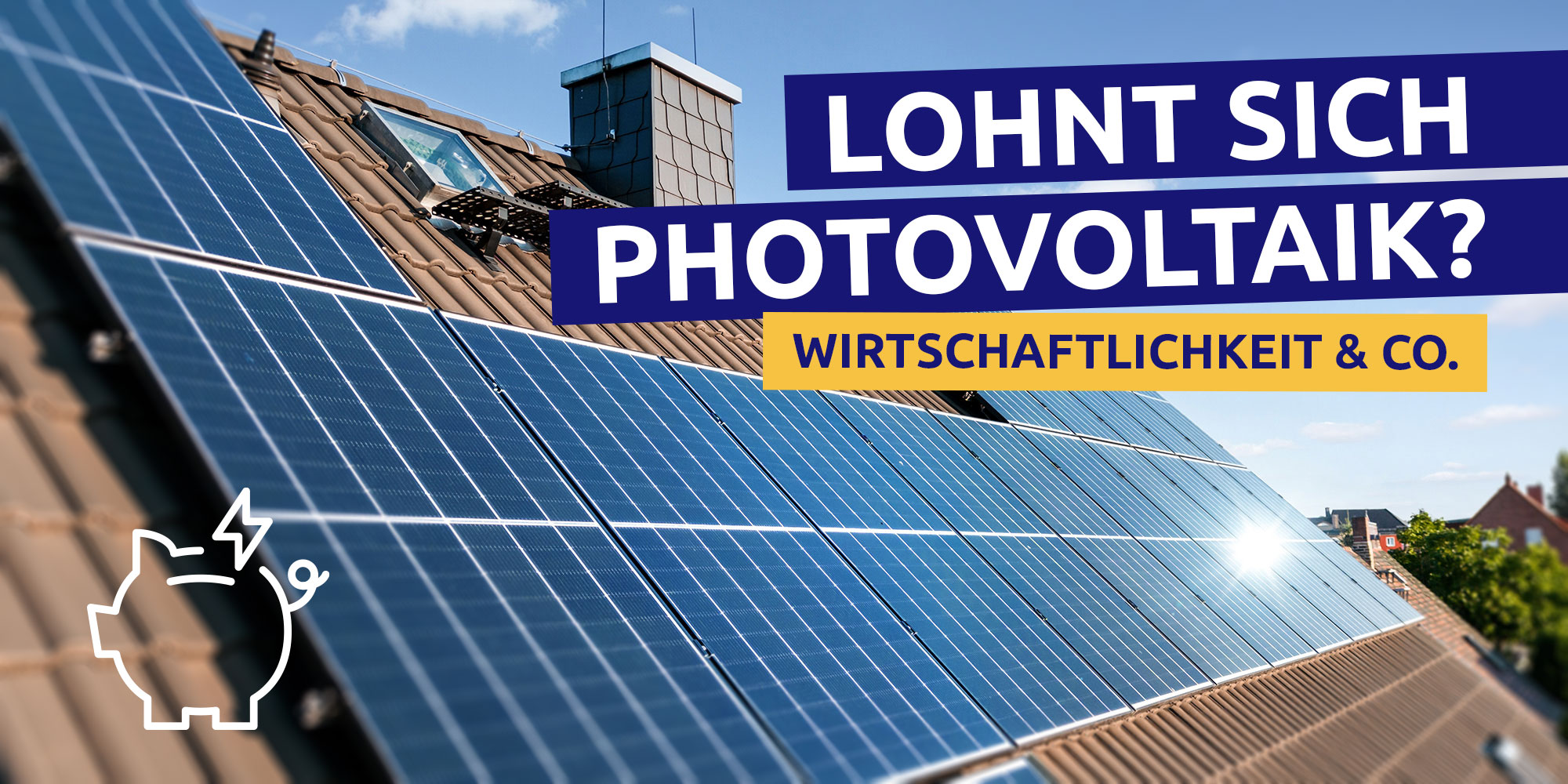 Einfamilienhaus mit einer Photovoltaikanlage. Die Sonne scheint und der Himmel ist blau.